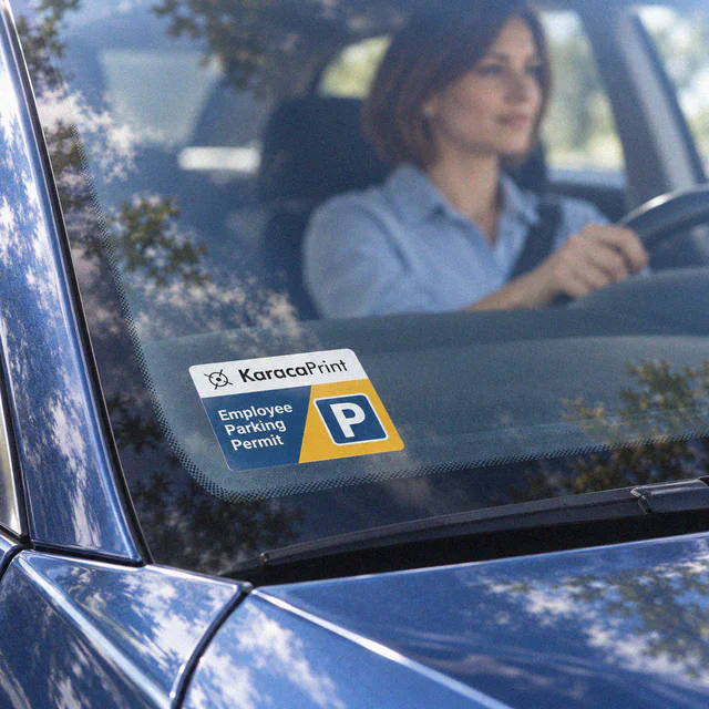 Camın içinden uygulanan ters baskılı sticker — uygulama örneği
