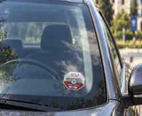 Camın içinden uygulanan ters baskılı sticker — uygulama örneği