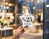 Camın içinden uygulanan ters baskılı sticker — uygulama örneği