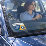 Camın içinden uygulanan ters baskılı sticker — uygulama örneği