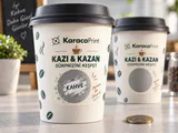 Kahve bardakları üzerinde kazı kazan promosyon etiketi